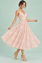 Robe midi fleurie rose clair à la coupe patineuse | Vue de dos | Lounelle Paris