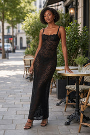 Robe midi moulante en dentelle noire | Photo lifestyle | Lounelle Paris