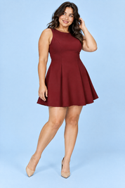 Robe patineuse bordeaux à col rond | Porté sur une silhouette plus ronde | Lounelle Paris