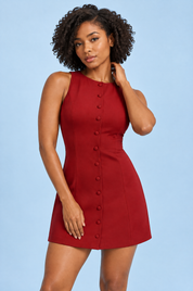 Robe courte structurée rouge profond à encolure cœur | Vue rapprochée | Lounelle Paris