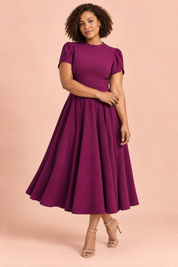 Robe midi violette à col montant et manches bouffantes | Porté sur une silhouette plus ronde | Lounelle Paris
