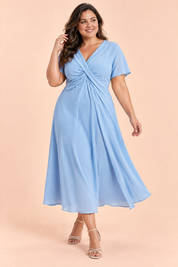 Robe portefeuille bleu clair à col V | Porté sur une silhouette plus ronde | Lounelle Paris