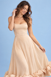 Robe midi beige évasée à bas volanté | Vue rapprochée | Lounelle Paris