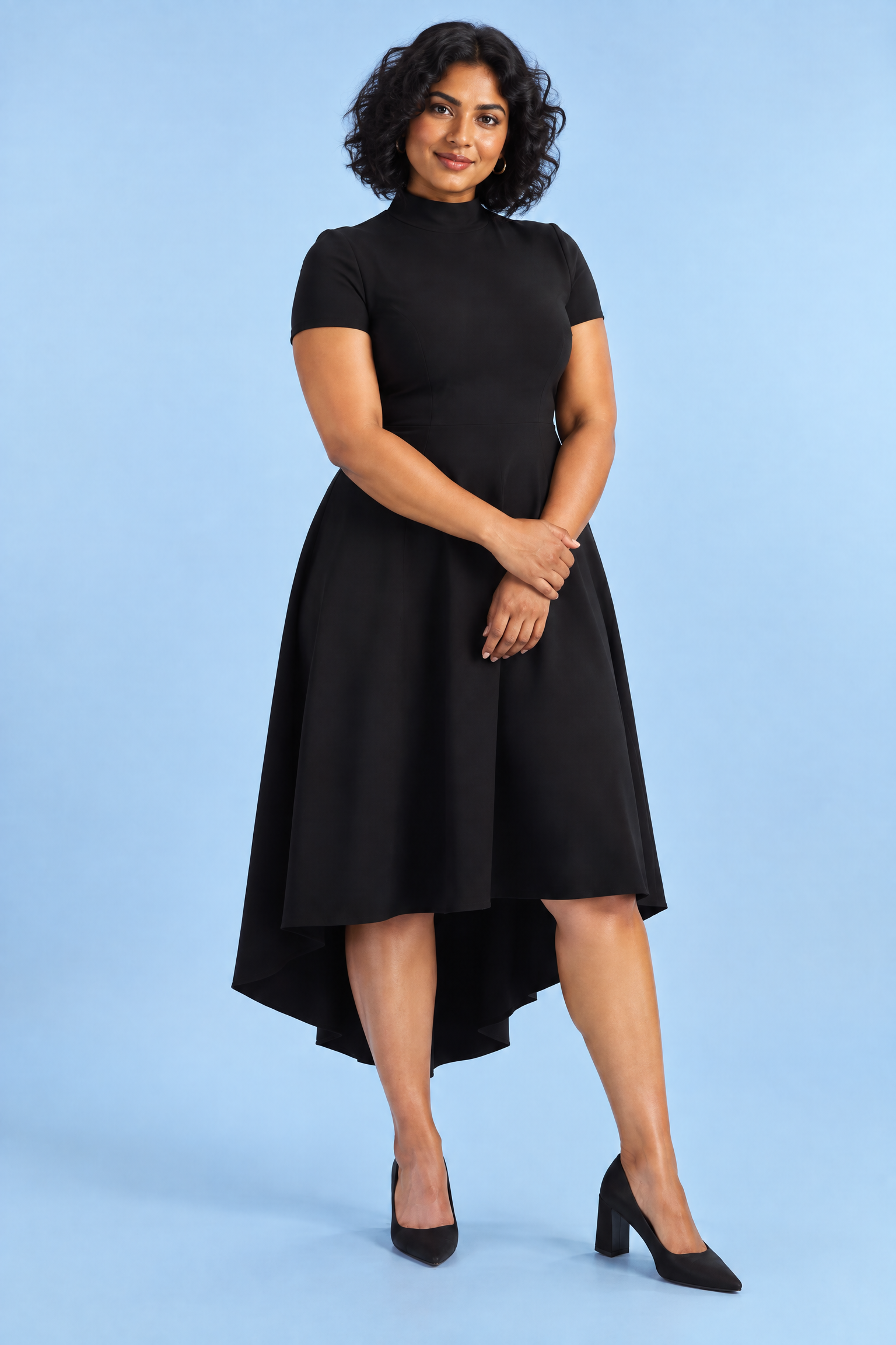 Robe midi asymétrique à col montant noire | Porté sur une silhouette plus ronde | Lounelle Paris