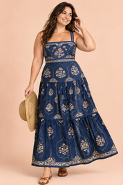 Robe longue bleu marine fleurie à volants | Porté sur une silhouette plus ronde | Lounelle Paris