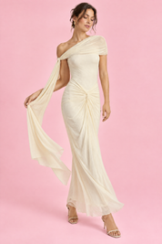 Robe longue moulante froncée asymétrique écrue | Vue en mouvement | Lounelle Paris