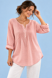 Blouse rose en coton à col rond et patte de boutonnage plissée | Vue rapprochée | Lounelle Paris