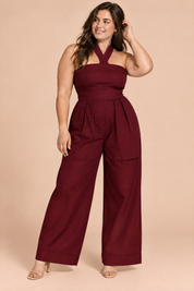 Combinaison à encolure dos nu et jambes larges bordeaux | Porté sur une silhouette plus ronde | Lounelle Paris