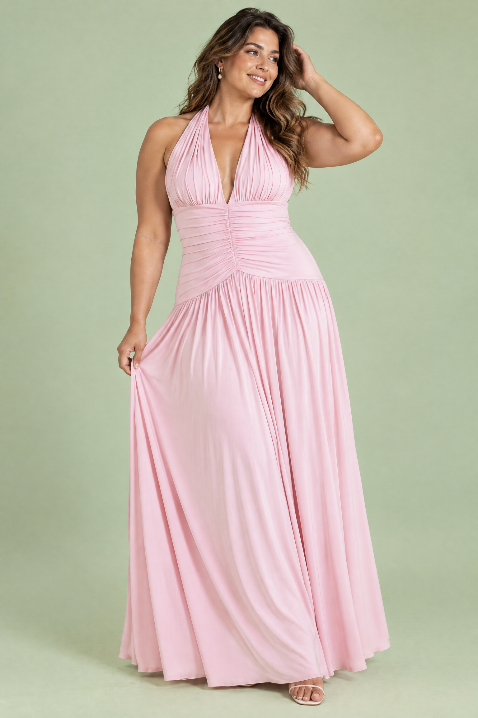Robe longue rose poudré à décolleté plongeant et fronces | Porté sur une silhouette plus ronde | Lounelle Paris