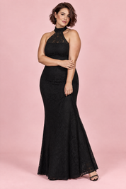 Robe longue en dentelle noire à encolure asymétrique et détail de col | Porté sur une silhouette plus ronde | Lounelle Paris