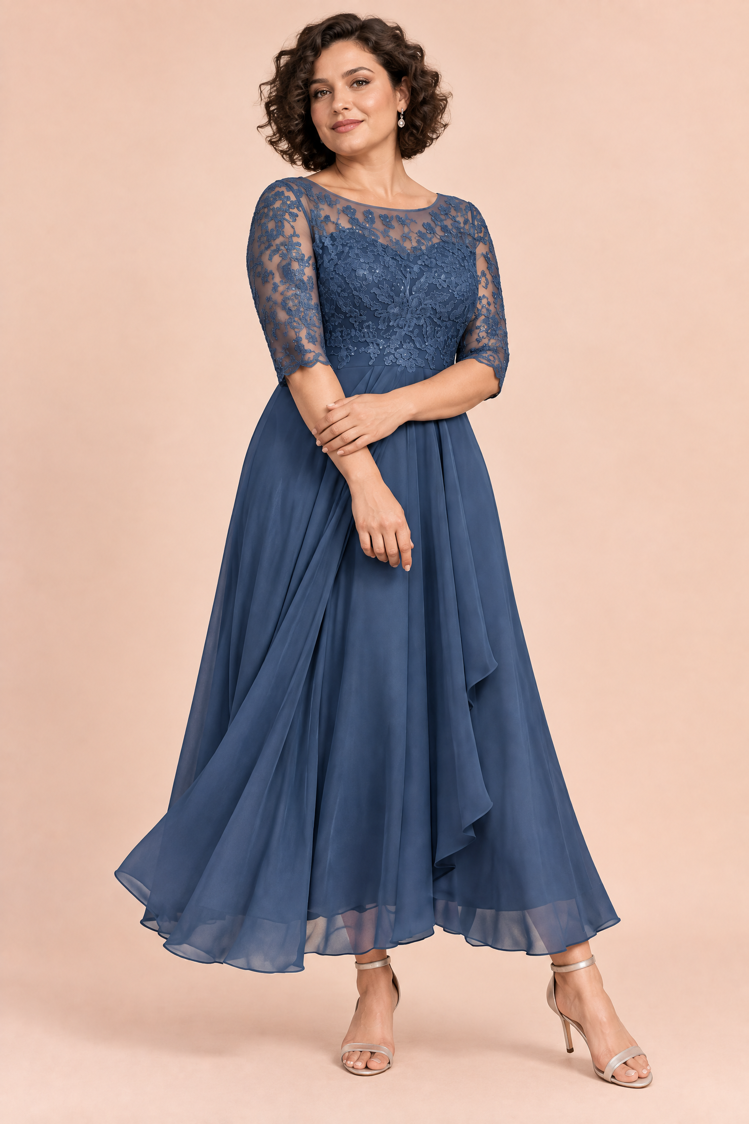 Robe en mousseline à corsage brodé bleu marine | Porté sur une silhouette plus ronde | Lounelle Paris