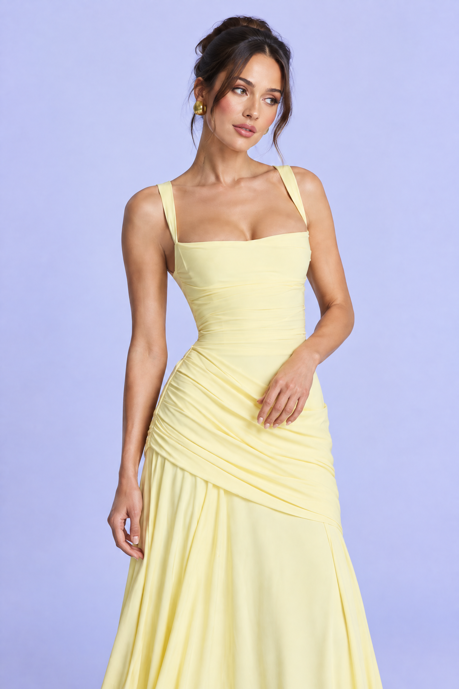 Robe longue jaune clair froncée à encolure carrée et coupe évasée | Vue rapprochée | Lounelle Paris