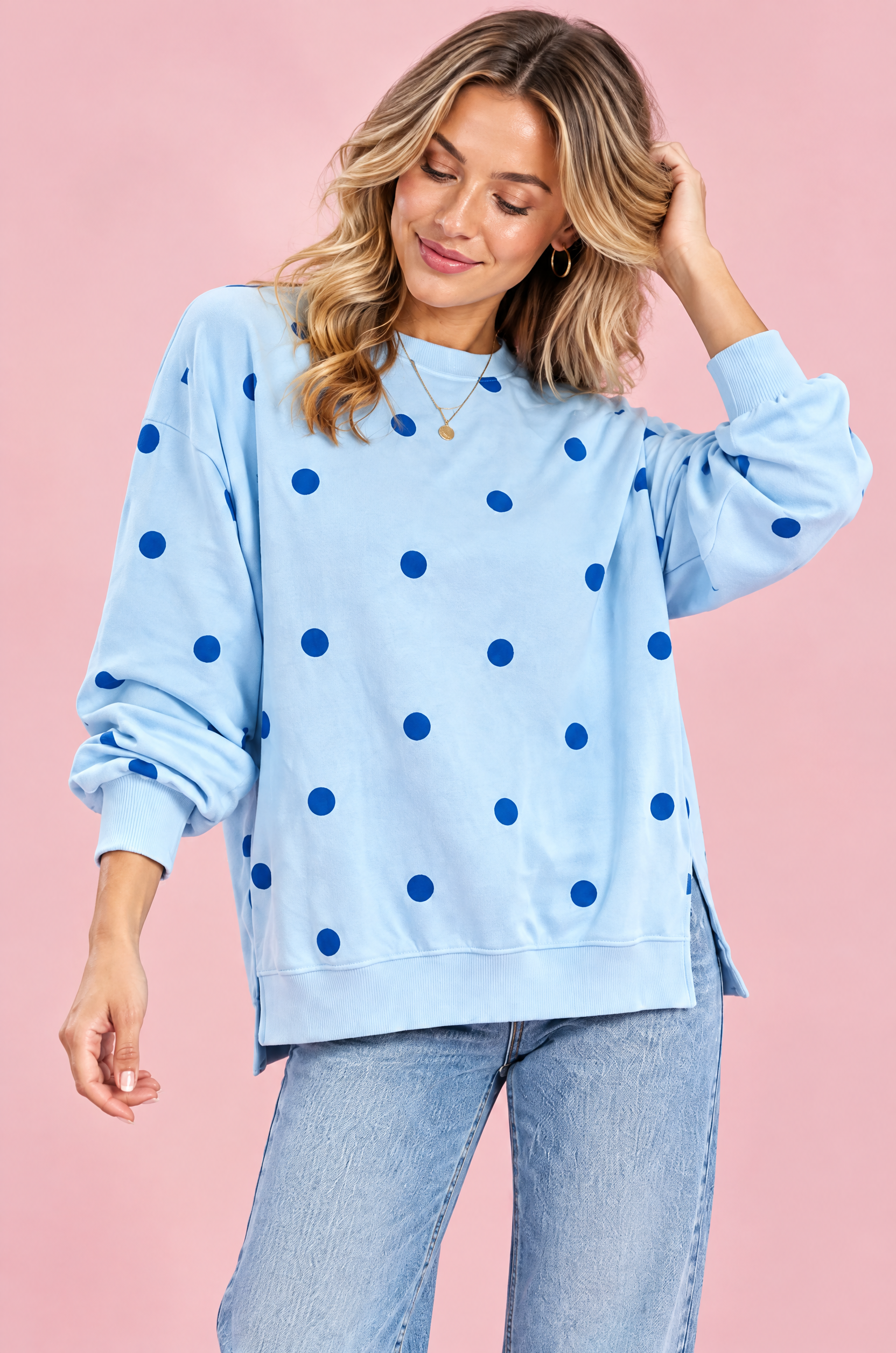 Sweat-shirt oversize bleu à pois | Vue rapprochée | Lounelle Paris