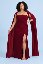 Robe longue moulante rouge à encolure carrée, effet torsadé et manches façon cape | Porté sur une silhouette plus ronde | Lounelle Paris