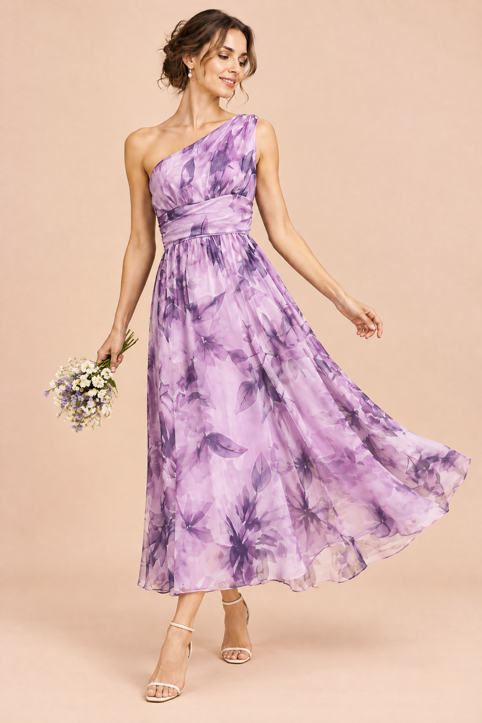 Robe longue fleurie violet clair à une épaule, coupe trapèze | Vue en mouvement | Lounelle Paris