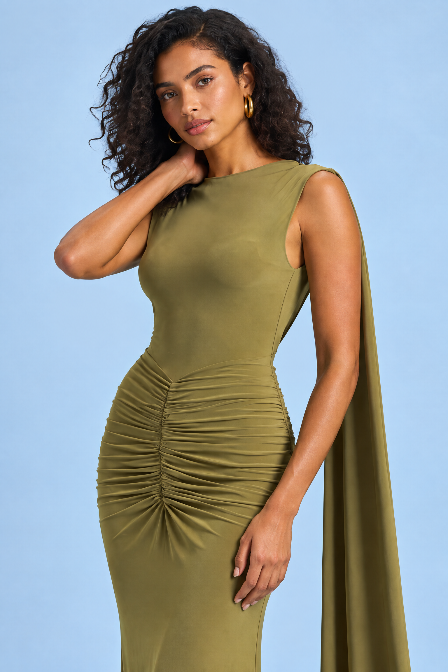Robe longue verte à col bateau, manches cape et dos nu | Vue rapprochée | Lounelle Paris
