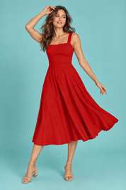 Robe midi rouge à fines bretelles et jupe ample | Vue en mouvement | Lounelle Paris