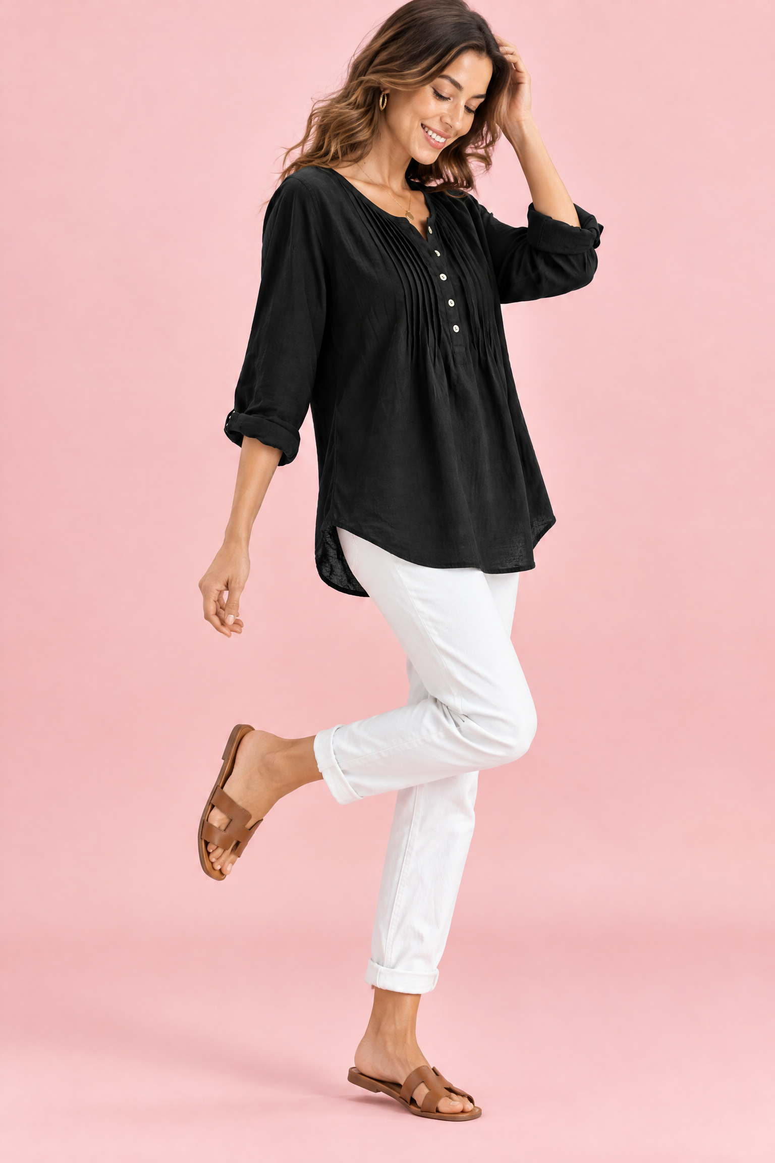 Blouse noire en coton à col rond et patte de boutonnage plissée | Vue de dos | Lounelle Paris