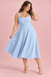 Robe midi patineuse bleu ciel à col américain | Porté sur une silhouette plus ronde | Lounelle Paris