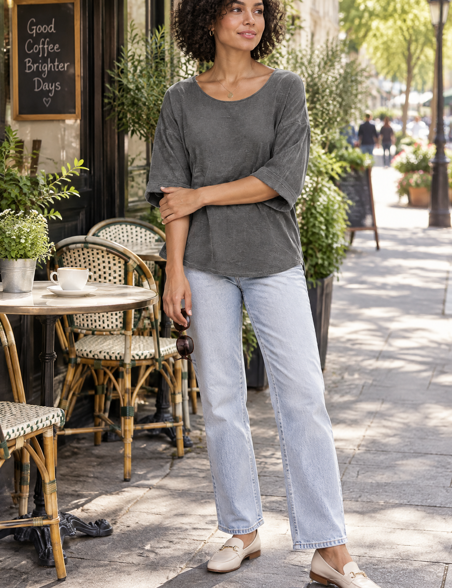 T-shirt gris anthracite à manches trois-quarts, coupe décontractée | Photo lifestyle | Lounelle Paris
