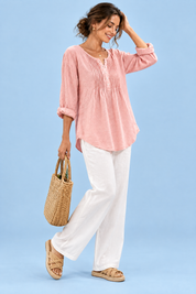 Blouse rose en coton à col rond et patte de boutonnage plissée | Vue de dos | Lounelle Paris
