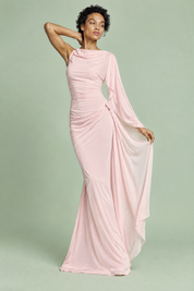 Robe longue rose à col montant, détails drapés et manches cape | Vue en mouvement | Lounelle Paris