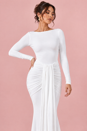 Robe longue blanche à encolure bateau et fronces | Vue rapprochée | Lounelle Paris