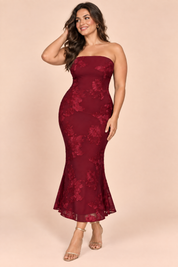 Robe midi bordeaux en dentelle à encolure bandeau avec détail col | Porté sur une autre silhouette | Lounelle Paris