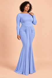 Robe longue bleue à encolure bateau et fronces | Porté sur une silhouette plus ronde | Lounelle Paris