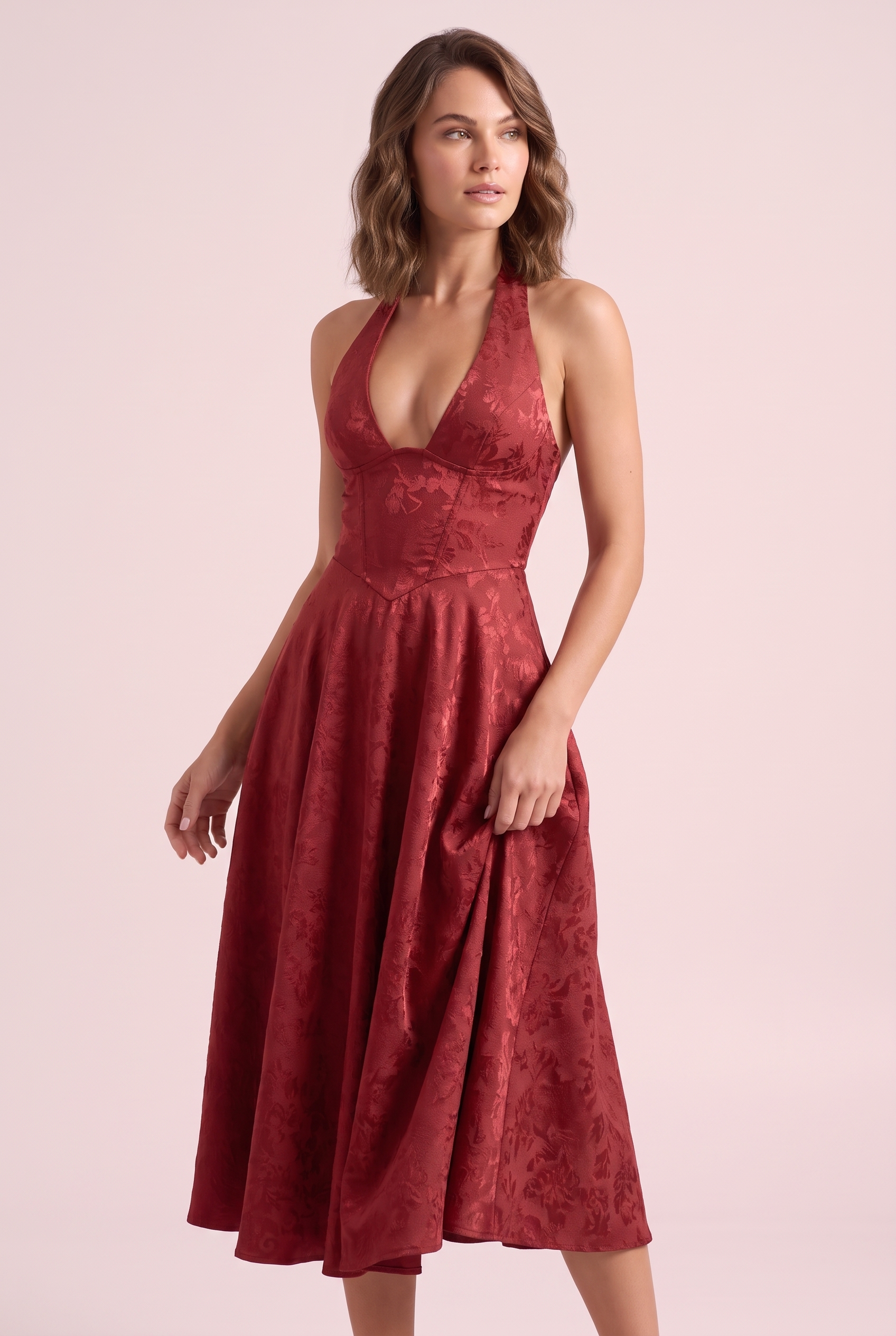 Robe midi bordeaux en dentelle à décolleté plongeant | Vue rapprochée | Lounelle Paris
