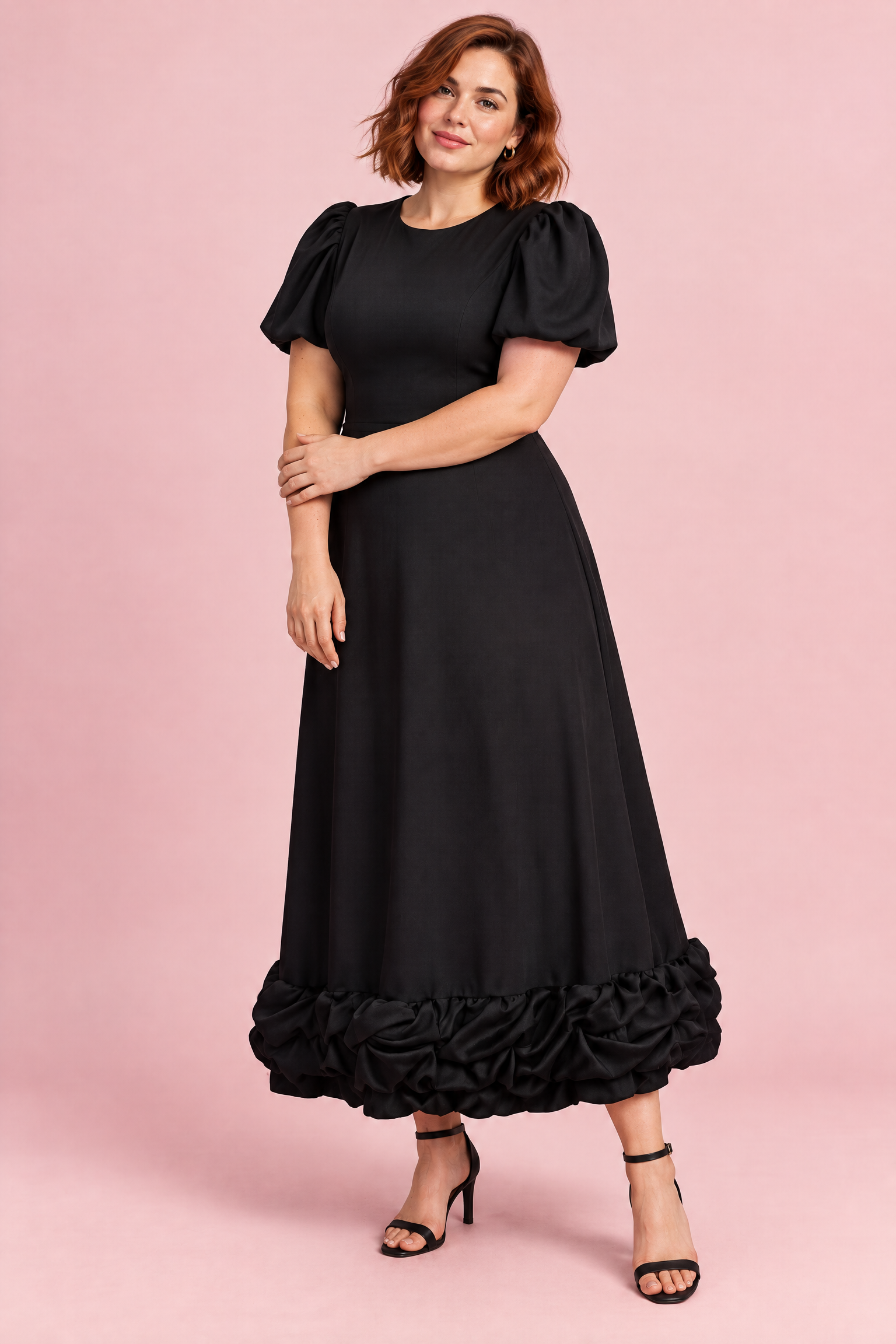 Robe longue noire à manches bouffantes et volant | Porté sur une silhouette plus ronde | Lounelle Paris