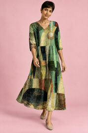 Robe verte fluide à col en V | Vue en mouvement | Lounelle Paris