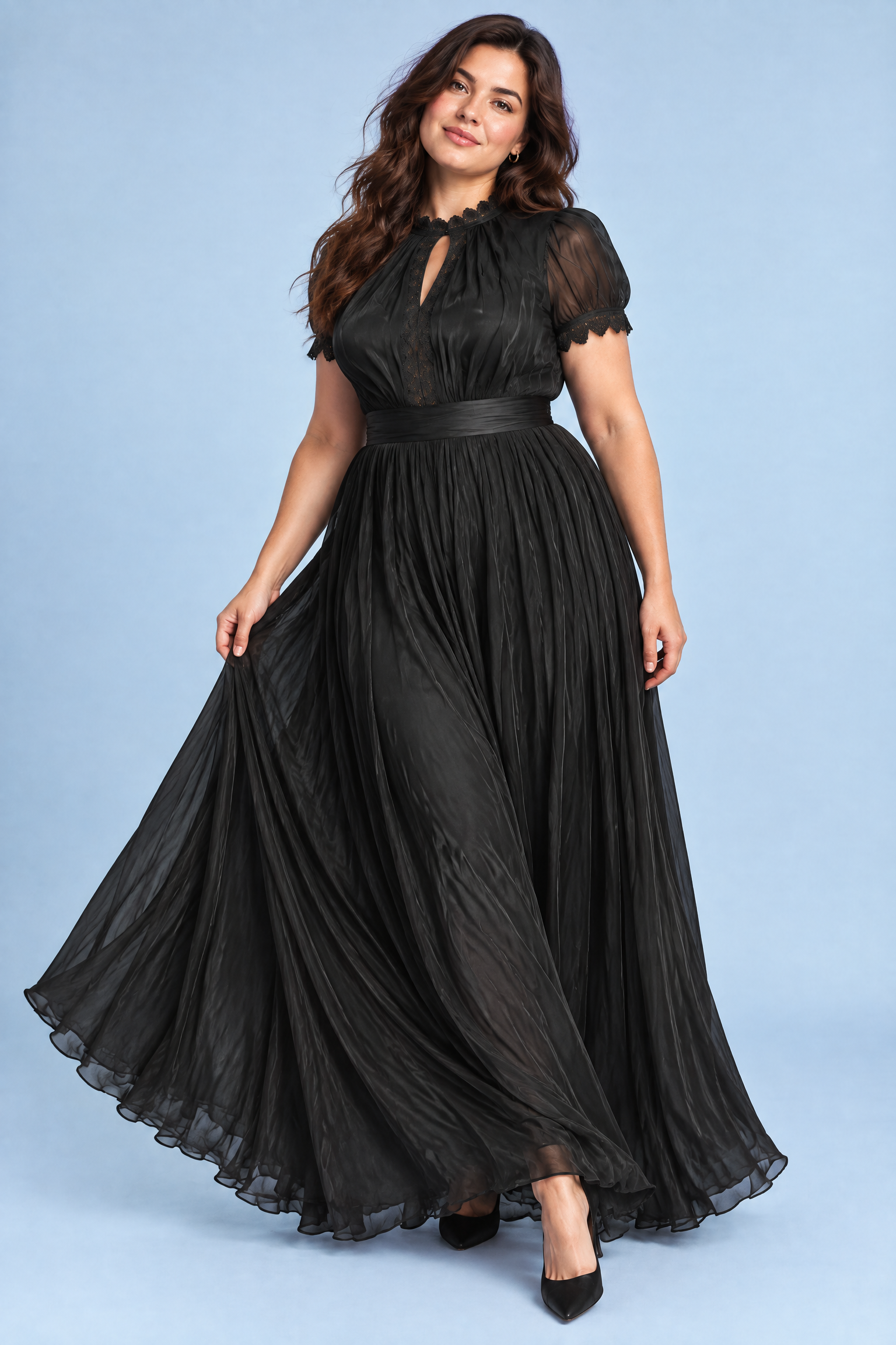 Robe longue noire à volants | Porté sur une silhouette plus ronde | Lounelle Paris