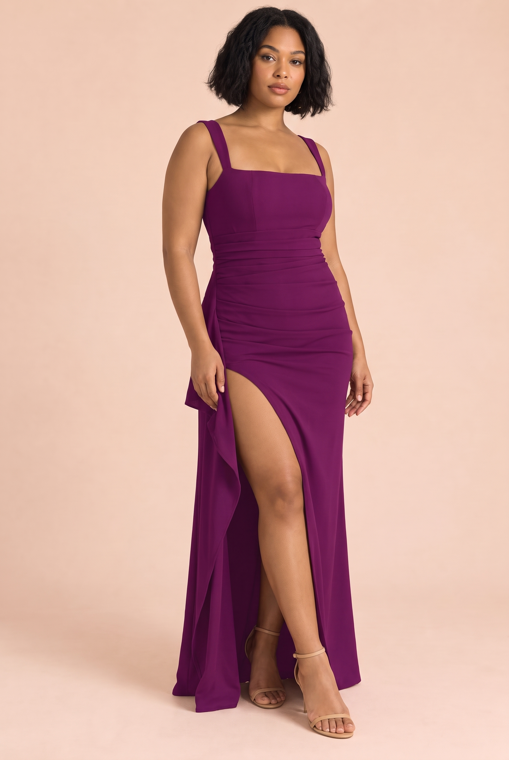 Robe longue violette à décolleté carré, dos échancré et fente haute côté | Porté sur une silhouette plus ronde | Lounelle Paris