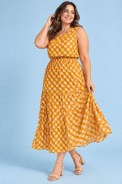 Robe longue jaune à pois avec col montant et détails drapés | Porté sur une silhouette plus ronde | Lounelle Paris