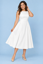 Robe blanche à encolure bateau et coupe trapèze | Porté sur une autre silhouette | Lounelle Paris