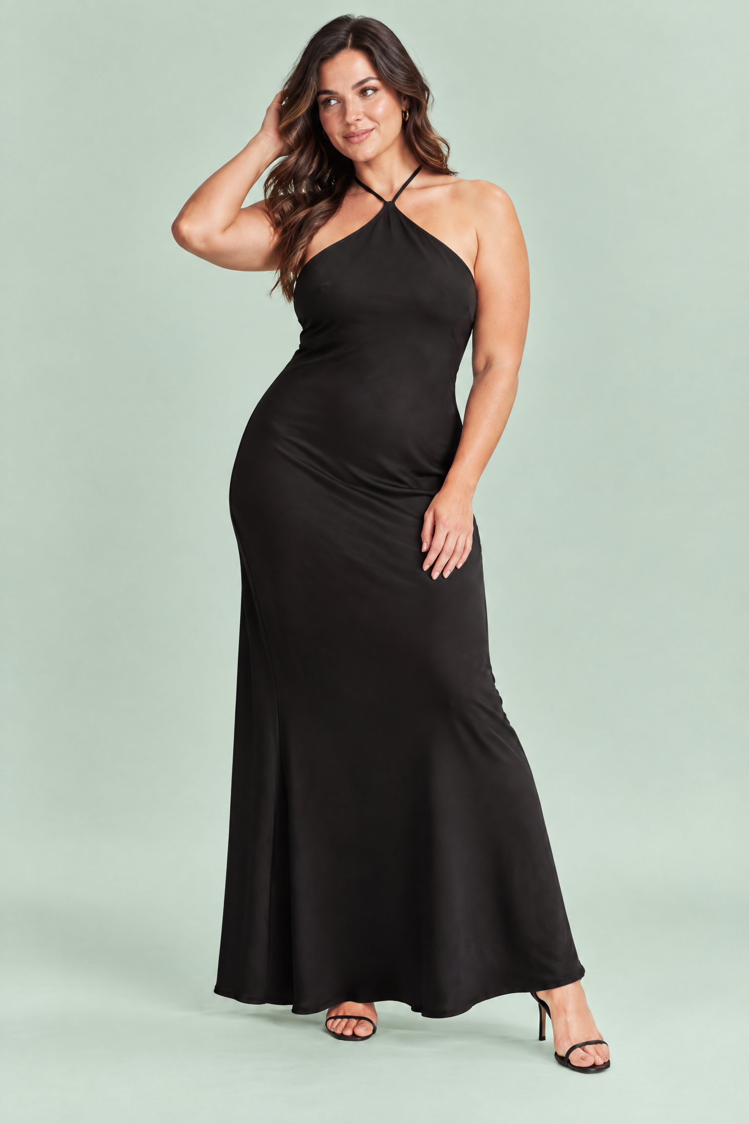 Robe longue noire torsadée à encolure américaine, effet cape | Porté sur une silhouette plus ronde | Lounelle Paris