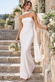 Robe longue moulante blanche en dentelle, bustier avec détail foulard | Photo lifestyle | Lounelle Paris