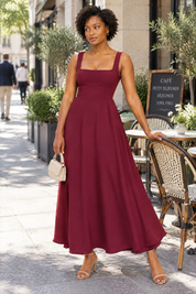 Robe midi bordeaux à fines bretelles et ourlet ample | Photo lifestyle | Lounelle Paris