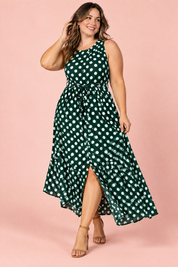 Robe longue verte à pois avec col montant et détails drapés | Porté sur une silhouette plus ronde | Lounelle Paris