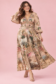Robe longue beige à col V et manches bouffantes | Porté sur une silhouette plus ronde | Lounelle Paris