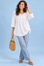 Blouse blanche en coton à col rond et patte de boutonnage plissée | Vue de face | Lounelle Paris