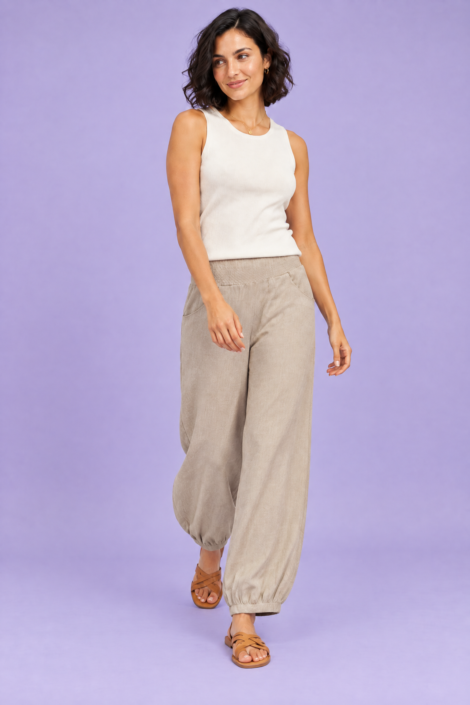 Pantalon beige court à jambes larges | Vue en mouvement | Lounelle Paris