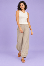 Pantalon beige court à jambes larges | Vue en mouvement | Lounelle Paris