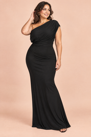 Robe longue noire à encolure Bardot et bretelle torsadée | Porté sur une silhouette plus ronde | Lounelle Paris