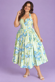 Robe longue vert clair dos nu à rayures et motifs floraux | Porté sur une silhouette plus ronde | Lounelle Paris