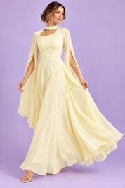 Robe longue jaune clair à encolure carrée et manches cape | Vue en mouvement | Lounelle Paris