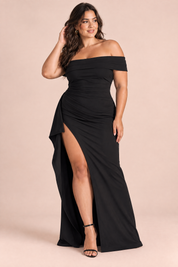 Robe longue noire à encolure Bardot, drapée et fendue | Porté sur une silhouette plus ronde | Lounelle Paris