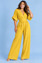 Combinaison pantalon jaune à col V et jambes larges | Porté sur une autre silhouette | Lounelle Paris
