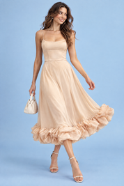 Robe midi beige évasée à bas volanté | Vue en mouvement | Lounelle Paris